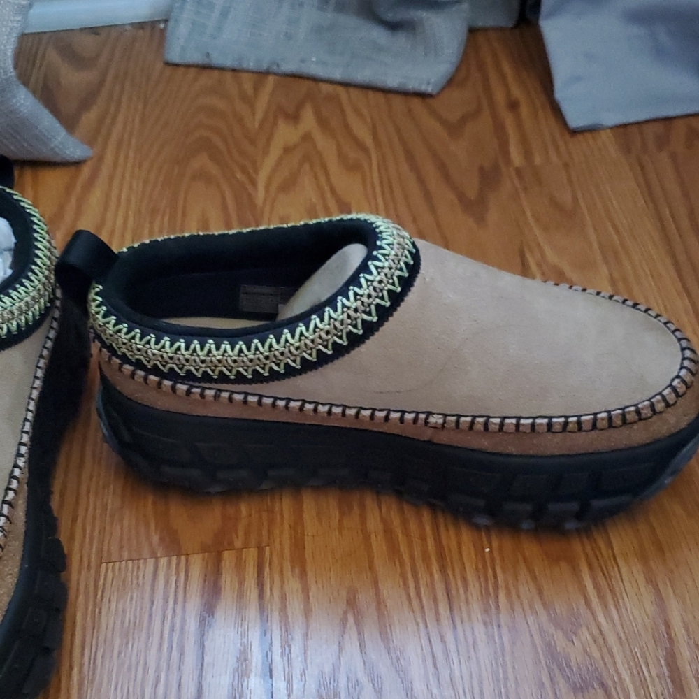 All Gender Size 8/9 UGG Tan and Black Slip-On Loafers